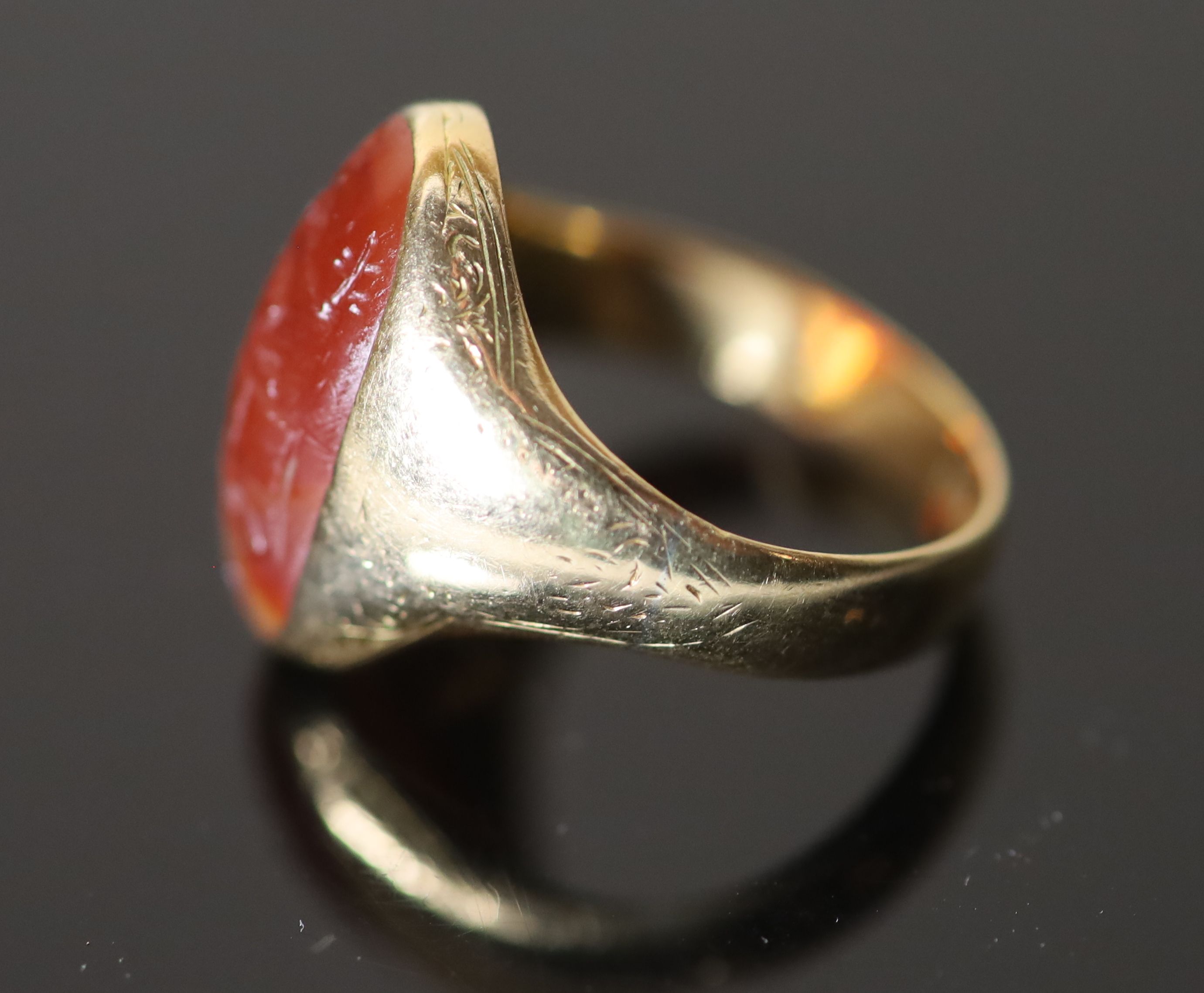 A Victorian 18ct gold and oval intaglio two way agate ring, carved with black and caucasian gentlemen,